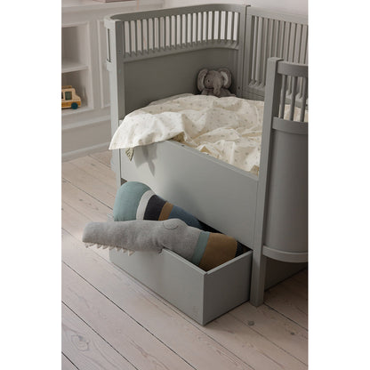 Sebra Strikket pute, Sleepy Croc - Dusty blue mix