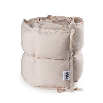 Sebra sengerand i farven Birchbark rose, rullet sammen med logo tydeligt