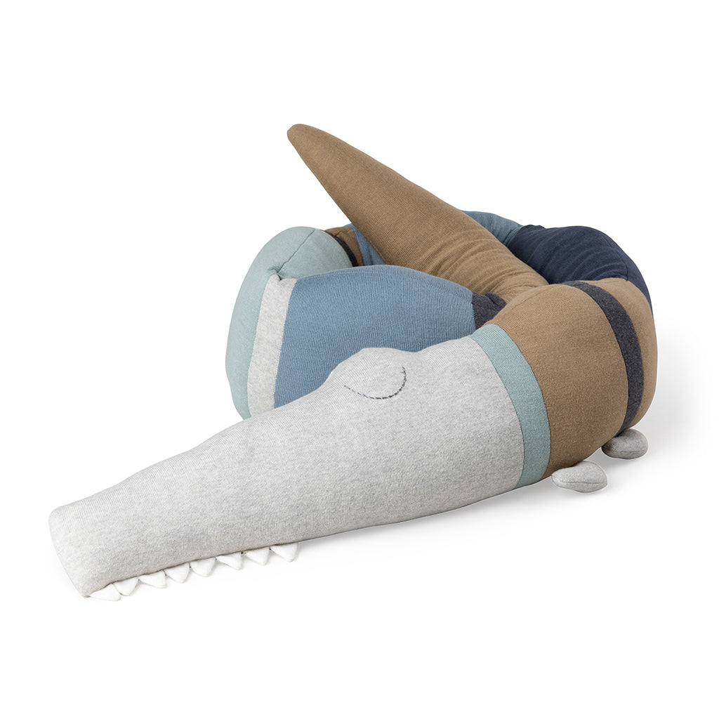 Sebra Strikket pute, Sleepy Croc - Dusty blue mix