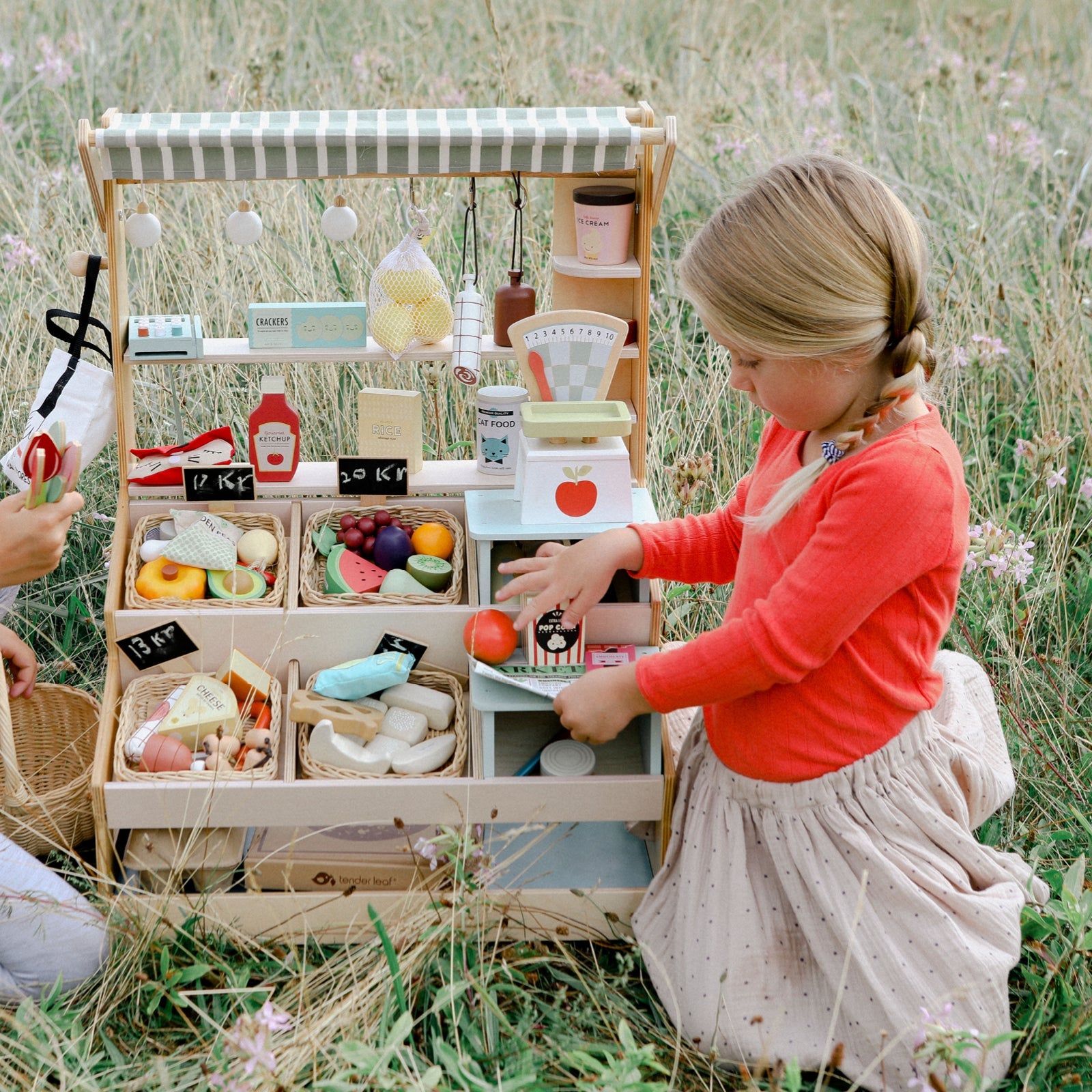 Tender Leaf, Markedsbod i tre