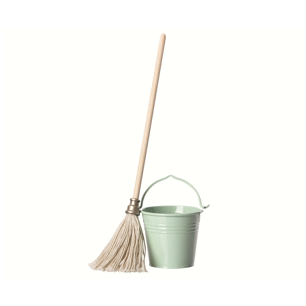 Maileg dukketilbehør, kost og spand