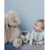 Jellycat bamse, Bashful cremfarvet kanin - 67 cm vise med dreng der leger på børneværelset