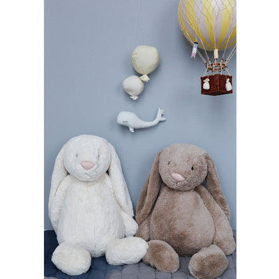 Jellycat bamse, Bashful cremfarvet kanin - 67 cm vist på værelset